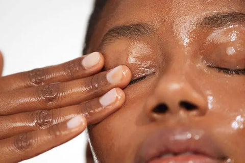 Huile ou baume démaquillant : lequel choisir pour votre peau ?